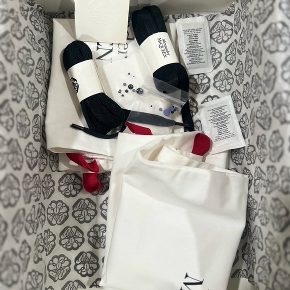 Alexander McQueen Black and White Accessories - Picture 8 of 10